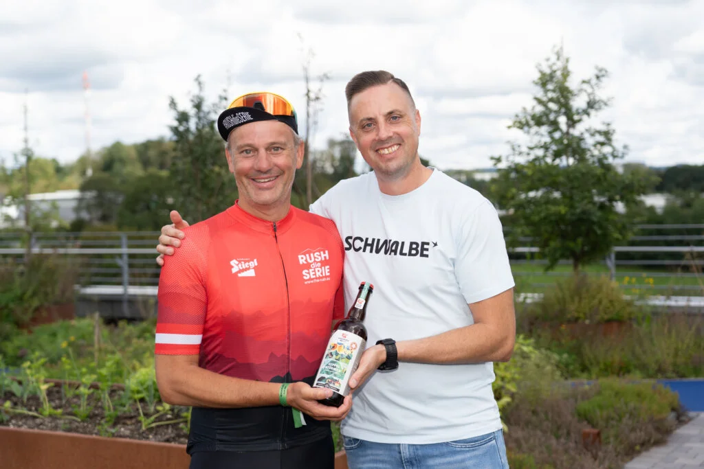 Radfahrer im Sportevent am Bergpass, Dein Deutschland RUSH, beeindruckende Herbstlandschaft