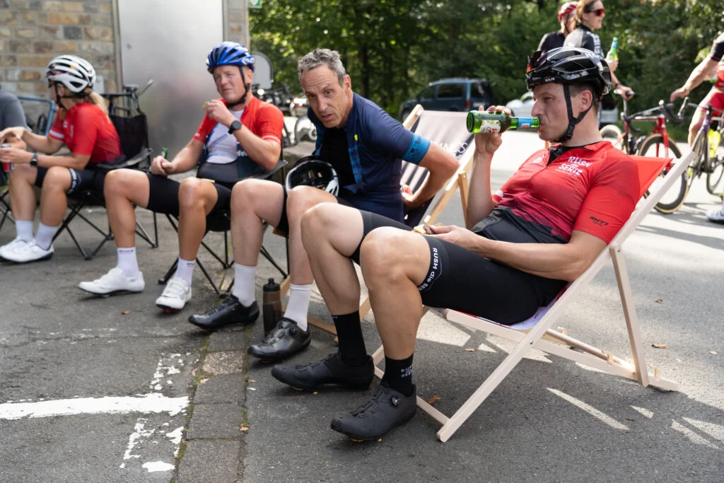 Radfahrer durchqueren beeindruckende Landschaft bei Deutschland RUSH 2025-Rad-Event im Herbst