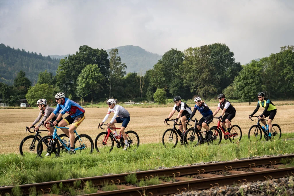 Radfahrer auf Bergstraße, umgeben von Alpenlandschaft, während des Deutschland RUSH 2025-Abenteuers