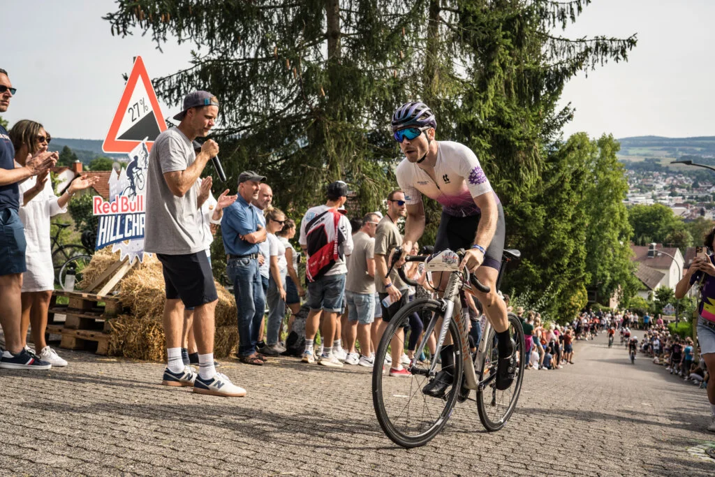 Radlergruppe beim Deutschland RUSH 2025 auf landschaftlicher Strecke im Sportsgeist vereint