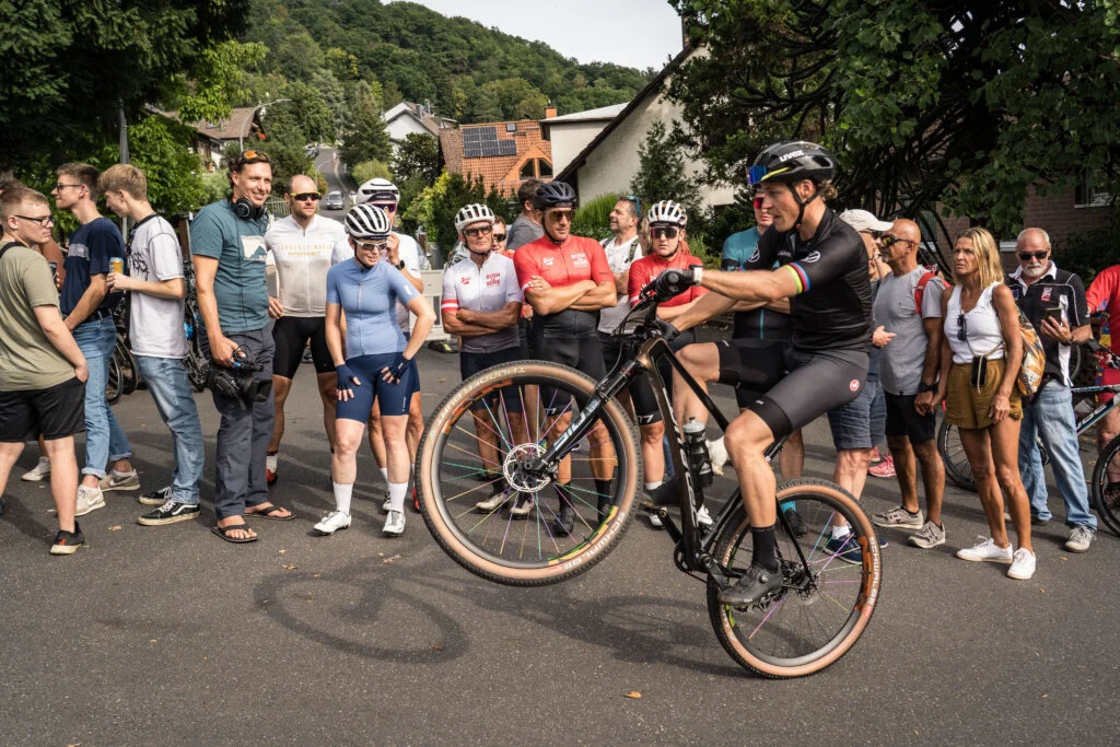 Radfahrer auf bergigem Herbstweg während des Deutschland RUSH 2025, herausforderndes Sportevent