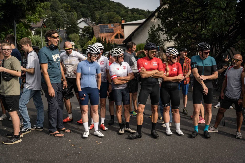 Radfahrer erklimmen bergige Straße; Teil des Dein Deutschland RUSH 2025 Sportevents, 1000 km Strecke