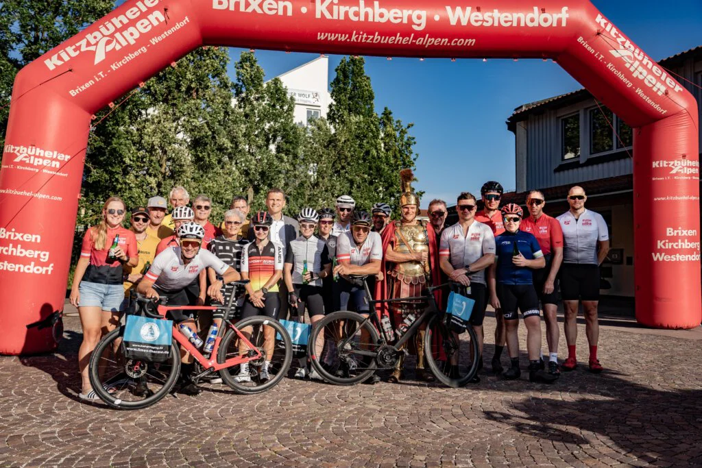 Radsportler bei „Dein Deutschland RUSH 2025“, Teamarbeit in beeindruckender Berglandschaft