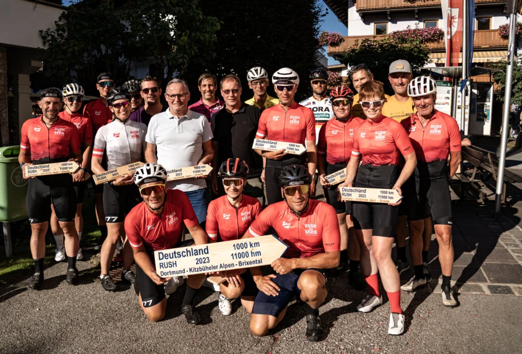 Fahrradfahrer überqueren Ziel bei „Dein Deutschland RUSH“ 2025; strahlender Tag, spannendes Sportevent