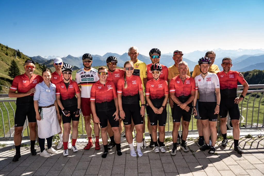 Radfahrer fahren durch Alpenlandschaft beim Deutschland RUSH 2025, umgeben von Herbstfarben